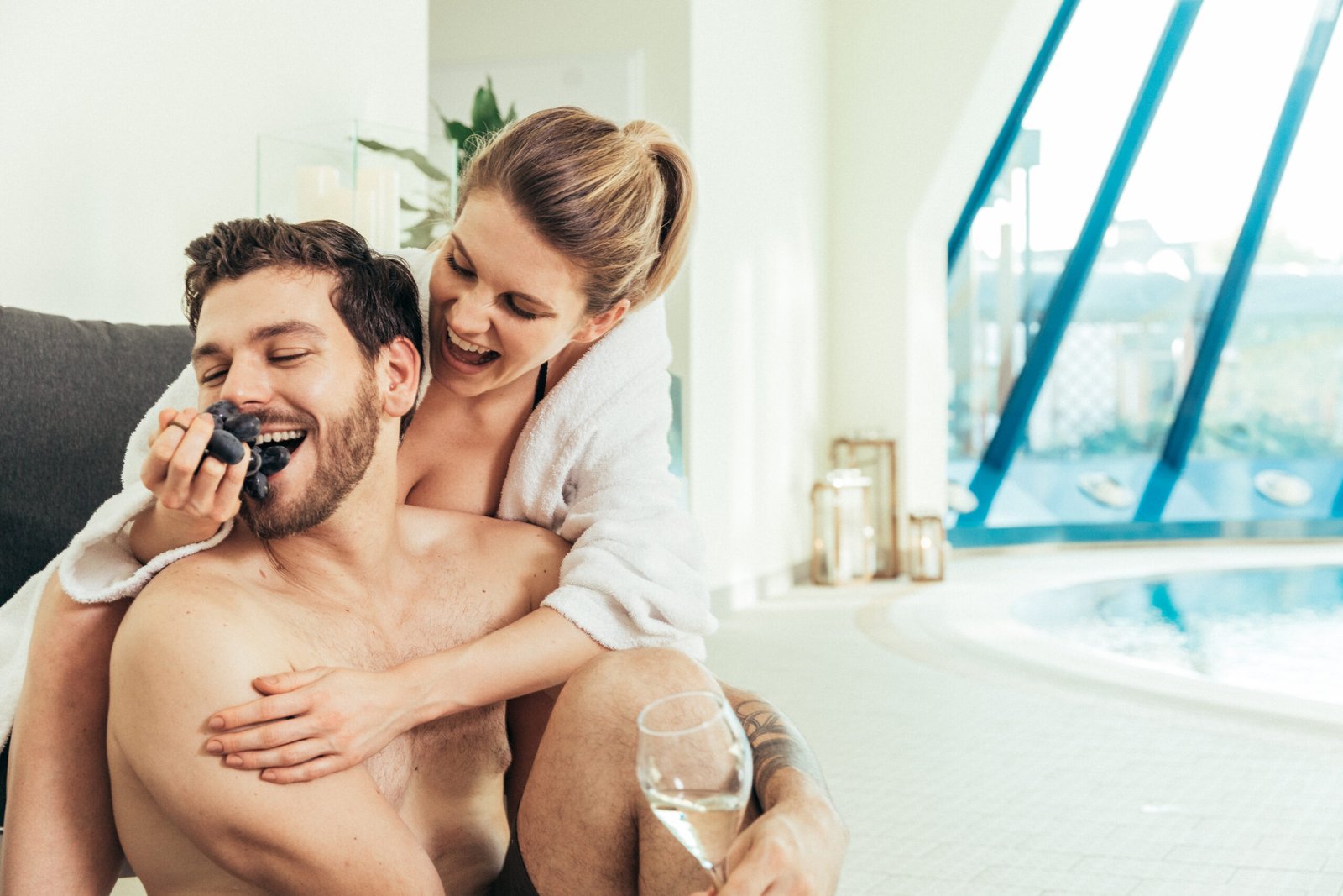 Kennenlern-Special In der größten Therme Österreichs sind unvergessliche Erlebnisse garantiert: In 35 Becken eintauchen, in 20 Saunen neue Kraft tanken, Action auf fünf spektakulären Rutschen erleben und Cocktails an der einzigartigen Poolbar genießen. Während das Thermen- und Erlebnisbad mit Urlaubsfeeling und Badespaß punktet, bietet das Schaffelbad Gästen ab 16 Jahren ein exklusives Wellness- und Naturparadies.
