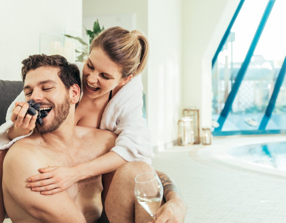 In der größten Therme Österreichs sind unvergessliche Erlebnisse garantiert: In 35 Becken eintauchen, in 20 Saunen neue Kraft tanken, Action auf fünf spektakulären Rutschen erleben und Cocktails an der einzigartigen Poolbar genießen. Während das Thermen- und Erlebnisbad mit Urlaubsfeeling und Badespaß punktet, bietet das Schaffelbad Gästen ab 16 Jahren ein exklusives Wellness- und Naturparadies.
