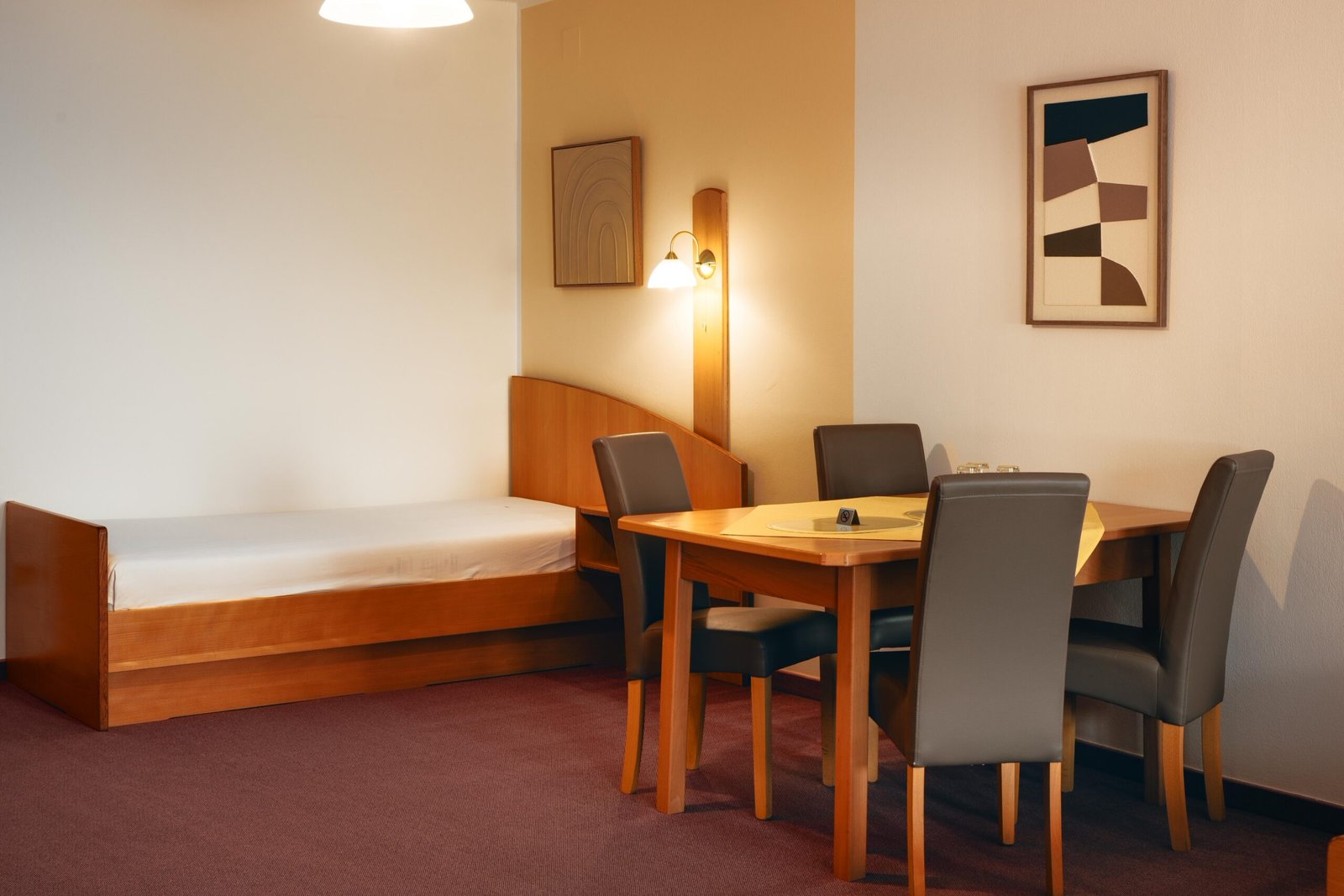 Naturzimmer Bad Loipersdorf | B&B Number 1 Thermenland | Pension Bad Loipersdorf Nähe Therme Loipersdorf B&B Number 1 Helles Dreibettzimmer im B&B Number 1 Bad Loipersdorf mit Komfortbett, Flachbild-TV und geschmackvoll ausgewähltem Interieur