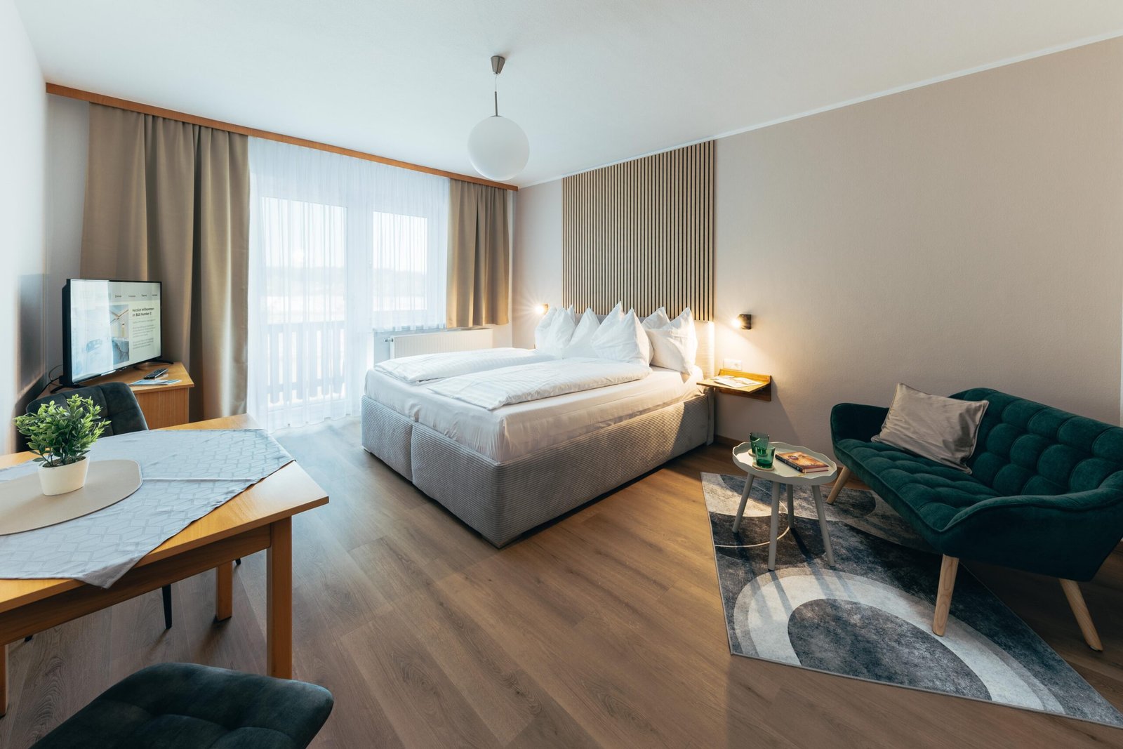 Exklusives Premium-Zimmer | B&B Number 1 Bad Loipersdorf | Pension Bad Loipersdorf Nähe Therme Loipersdorf B&B Number 1 Geräumiges Premium-Zimmer im B&B Number 1 Bad Loipersdorf mit Boxspringbett, Vorraum und modernem Lamellendesign