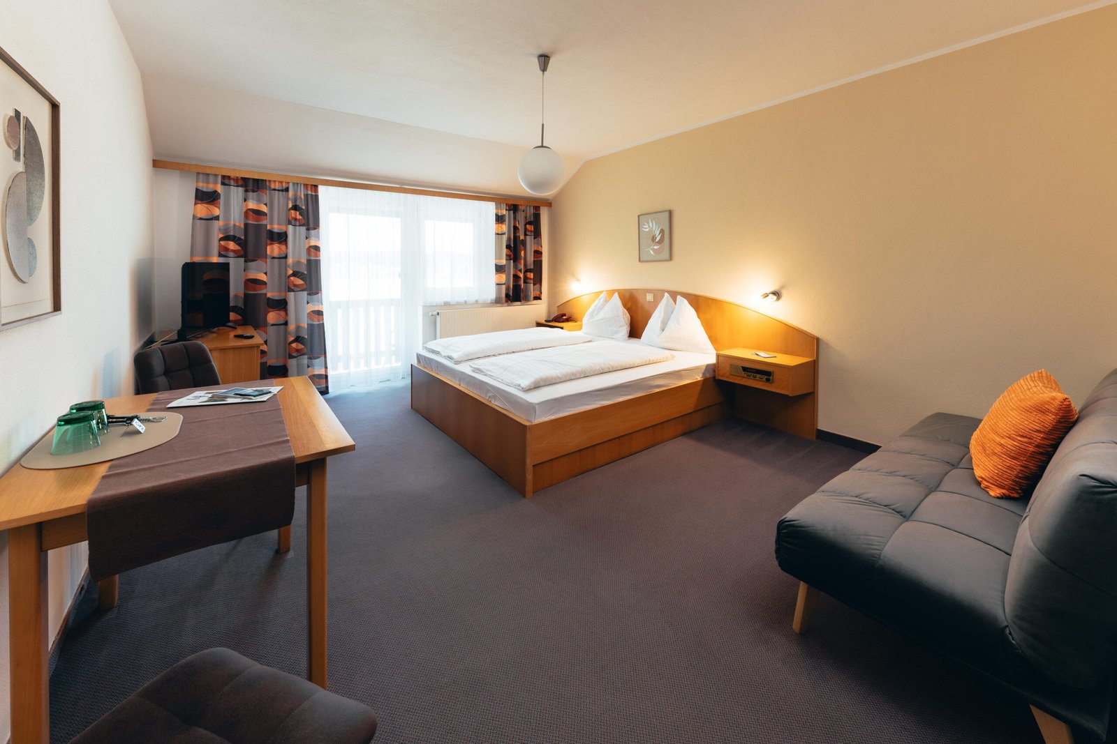 Naturzimmer Bad Loipersdorf | B&B Number 1 Thermenland | Pension Bad Loipersdorf Nähe Therme Loipersdorf B&B Number 1 Helles Doppelzimmer im B&B Number 1 Bad Loipersdorf mit Komfortbett, Flachbild-TV und geschmackvoll ausgewähltem Interieur