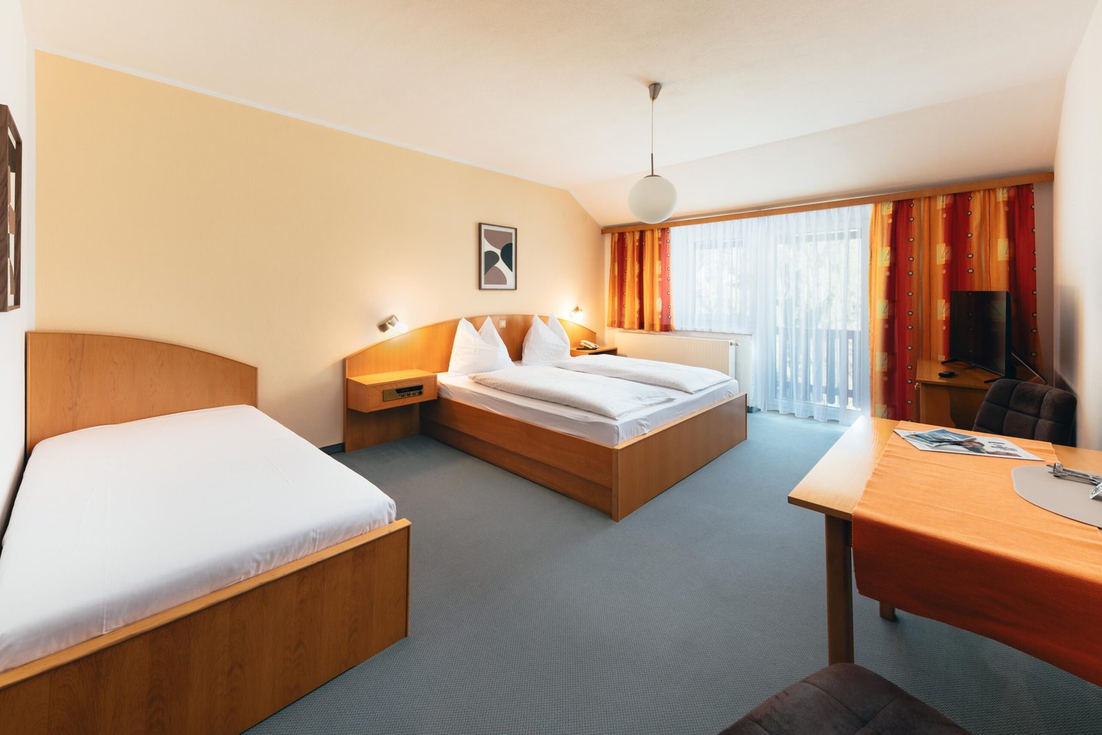 Naturzimmer Bad Loipersdorf | B&B Number 1 Thermenland | Pension Bad Loipersdorf Nähe Therme Loipersdorf B&B Number 1 Helles Dreibettzimmer im B&B Number 1 Bad Loipersdorf mit Komfortbett, Flachbild-TV und geschmackvoll ausgewähltem Interieur