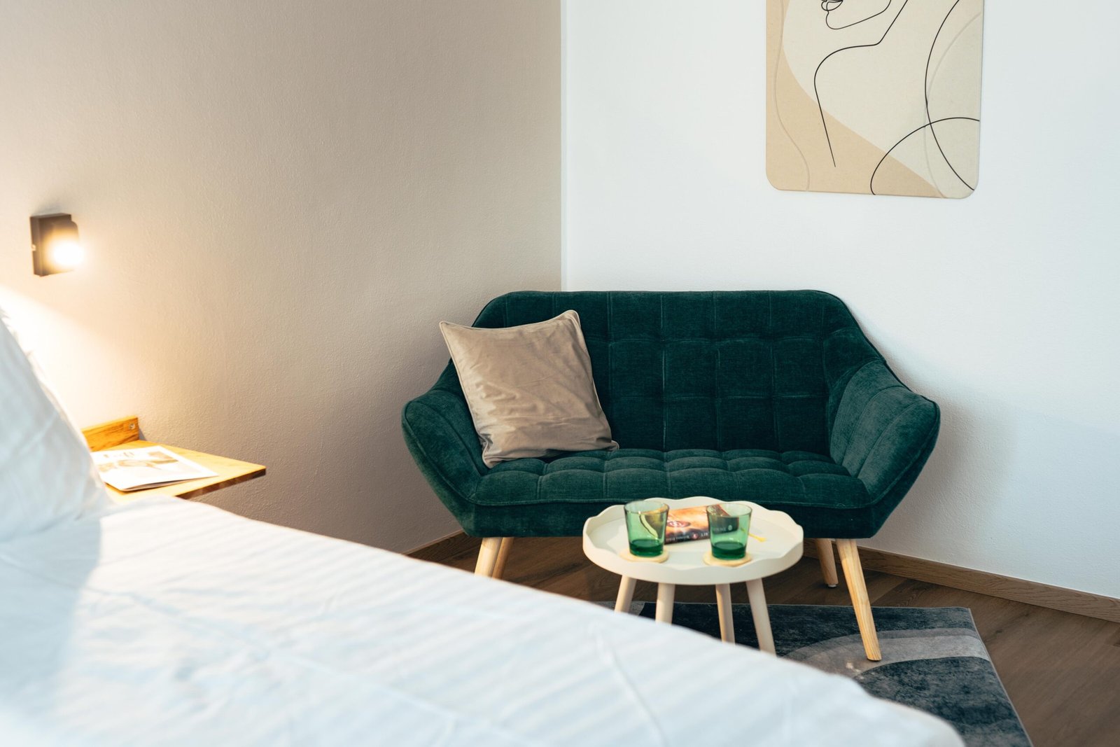 Exklusives Premium-Zimmer | B&B Number 1 Bad Loipersdorf | Pension Bad Loipersdorf Nähe Therme Loipersdorf B&B Number 1 Geräumiges Premium-Zimmer im B&B Number 1 Bad Loipersdorf mit Boxspringbett, Vorraum und modernem Lamellendesign