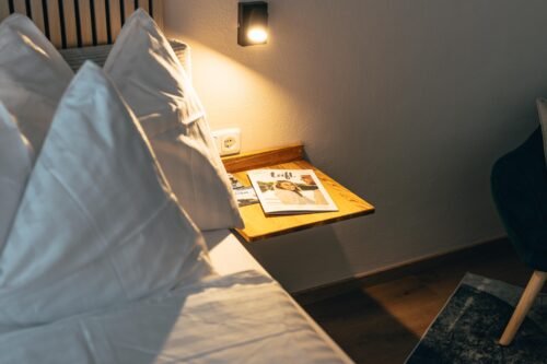 Exklusives Premium-Zimmer | B&B Number 1 Bad Loipersdorf | Pension Bad Loipersdorf Nähe Therme Loipersdorf B&B Number 1 Geräumiges Premium-Zimmer im B&B Number 1 Bad Loipersdorf mit Boxspringbett, Vorraum und modernem Lamellendesign