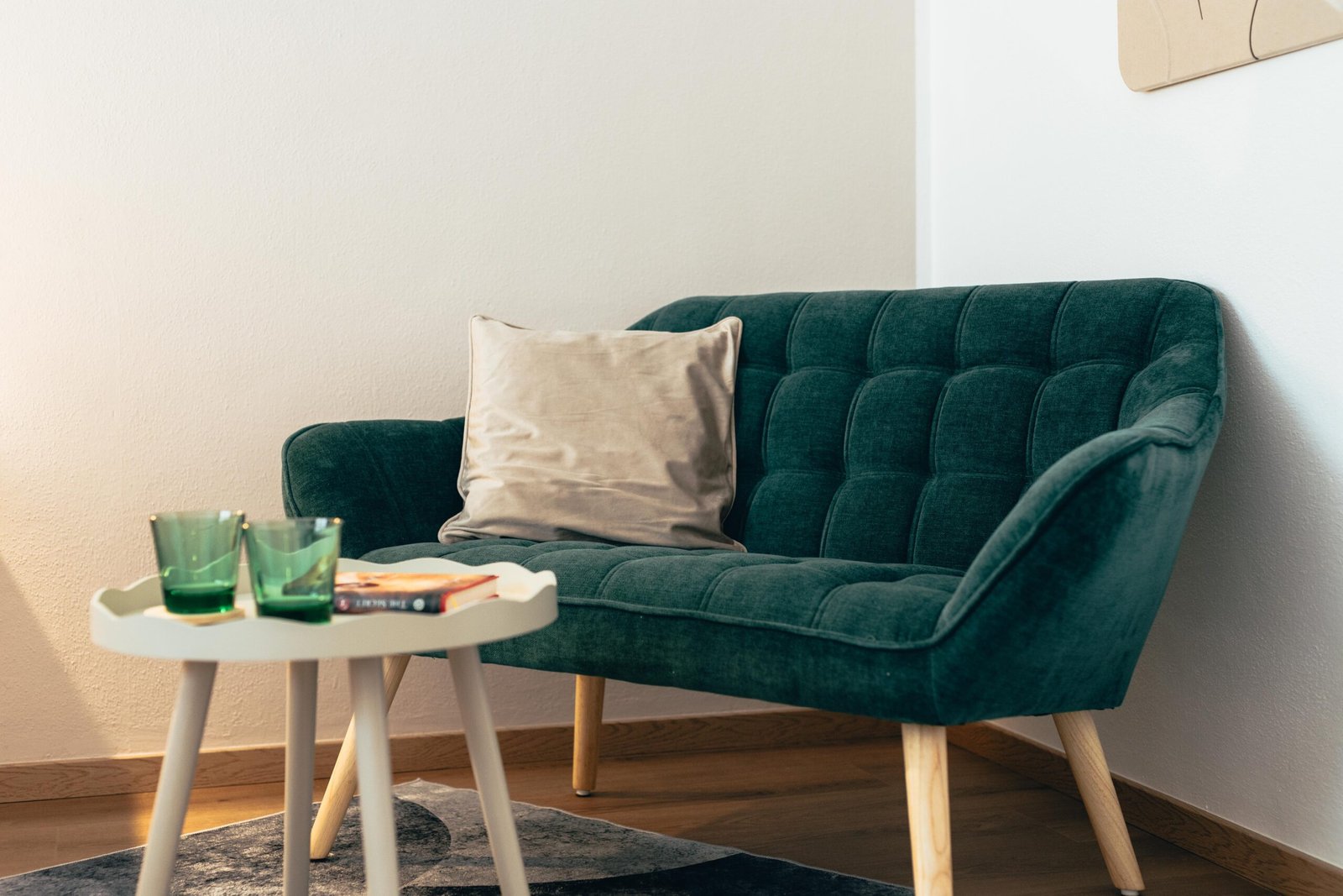 Exklusives Premium-Zimmer | B&B Number 1 Bad Loipersdorf | Pension Bad Loipersdorf Nähe Therme Loipersdorf B&B Number 1 Geräumiges Premium-Zimmer im B&B Number 1 Bad Loipersdorf mit Boxspringbett, Vorraum und modernem Lamellendesign