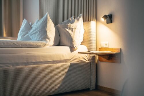 Exklusives Premium-Zimmer | B&B Number 1 Bad Loipersdorf | Pension Bad Loipersdorf Nähe Therme Loipersdorf B&B Number 1 Geräumiges Premium-Zimmer im B&B Number 1 Bad Loipersdorf mit Boxspringbett, Vorraum und modernem Lamellendesign