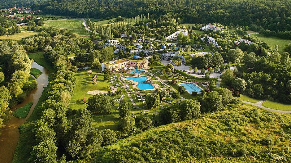 Rogner Bad Blumau Luftaufnahme – Hundertwasser Therme in Bad Blumau Steiermark