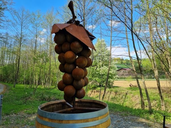 Der Wein-Wasserfall – Kunstobjekt am Wein-Erlebnis-Weg Bad Loipersdorf