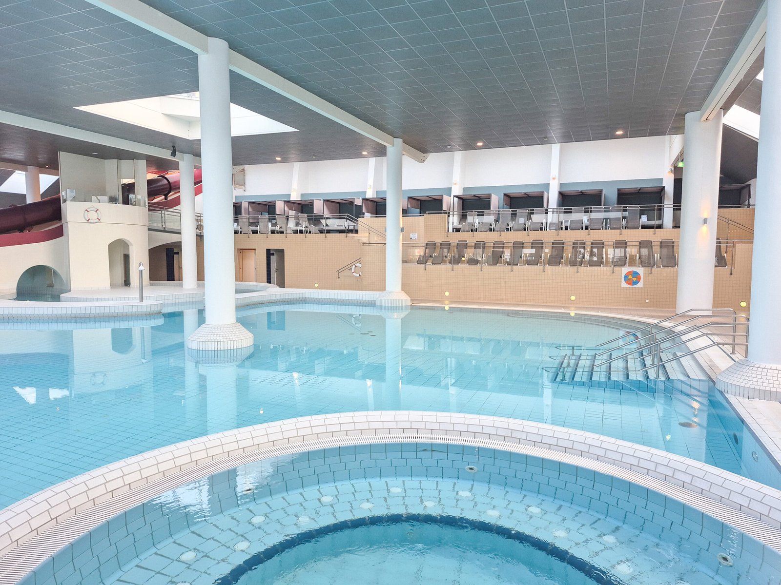 Therme Stegersbach Innenbereich – Wellenbecken und Infinity Pool im Burgenland