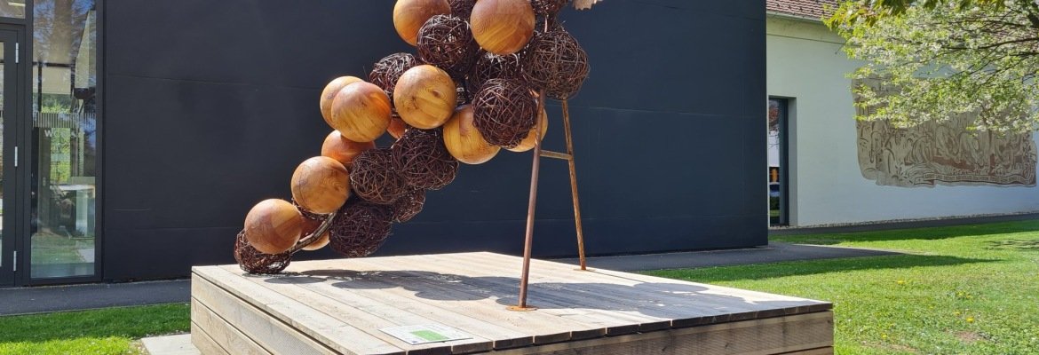 Riesen-Holz-Weintraube – Kunstobjekt am Wein-Erlebnis-Weg Bad Loipersdorf
