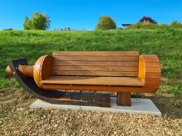 Schwebende Flasche – Kunstobjekt am Wein-Erlebnis-Weg Bad Loipersdorf