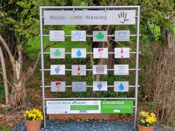 Wasser-Wein-Memory – Kunstobjekt am Wein-Erlebnis-Weg Bad Loipersdorf