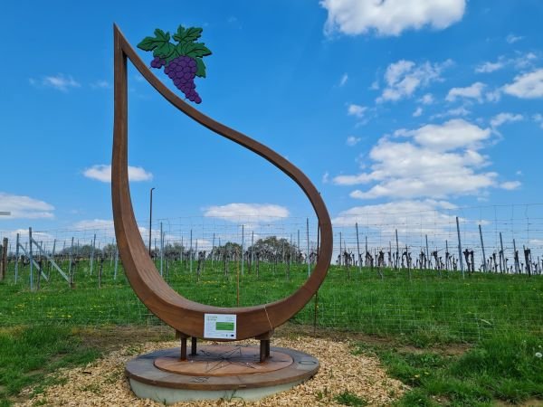 Weintropfen – Kunstobjekt am Wein-Erlebnis-Weg Bad Loipersdorf